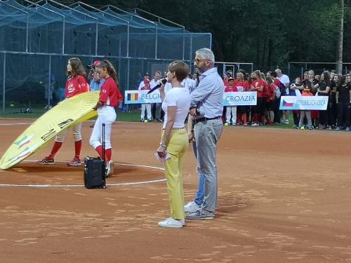 Un momento della cerimonia di inaugurazione del Campionato europeo under 19 di softball.
